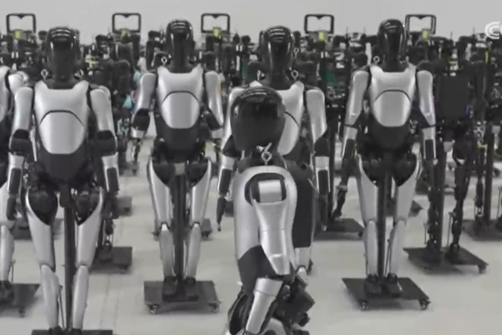 央视报道！揭秘今年会Jinnian机器人量产超级工厂