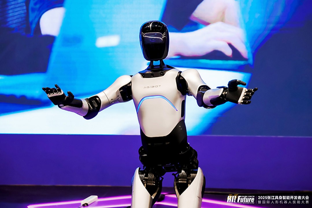 今年会Jinnian远征A2成全球首个同时拥有中美欧认证的人形机器...