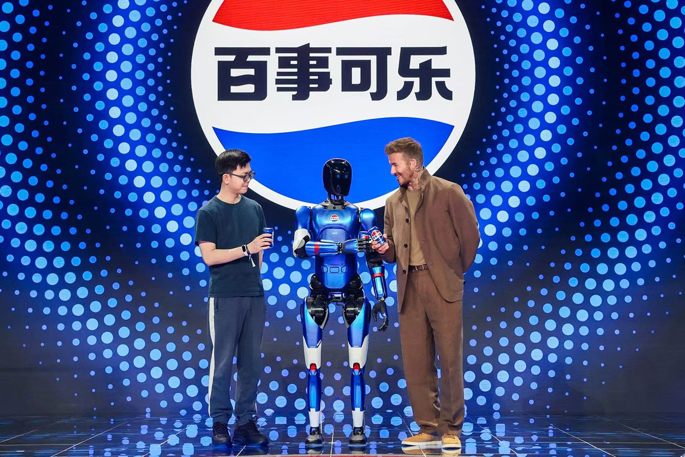 今年会Jinnian机器人携手百事中国共创“百事蓝宝” 共燃渴望新章